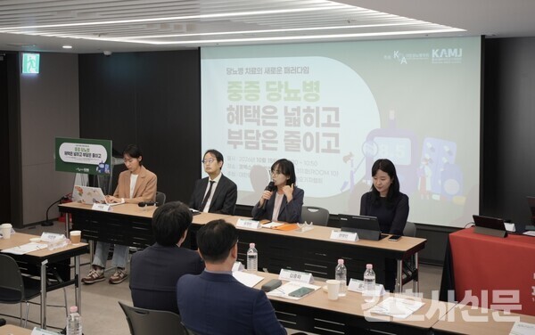 한국의학바이오기자협회와 대한당뇨병학회 관계자들이 10월 15일 서울 강서구 코엑스 마곡 컨벤션센터에서 공동 개최한 중증 당뇨병 보장성 강화 심포지엄에서 발언하고 있다(사진=한국의학바이오기자협회)
